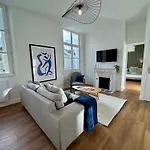 Centre Terrasse Et Vue Chateau 아파트 *