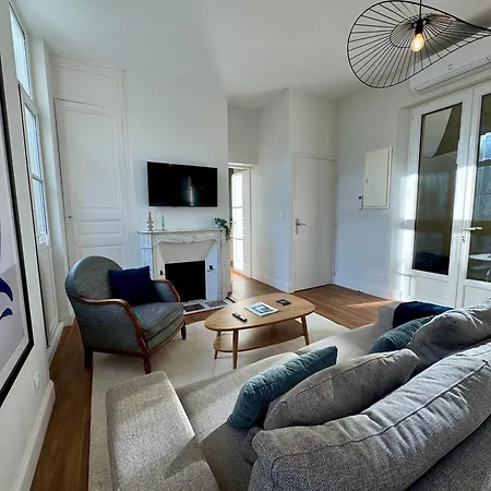 Centre Terrasse Et Vue Chateau