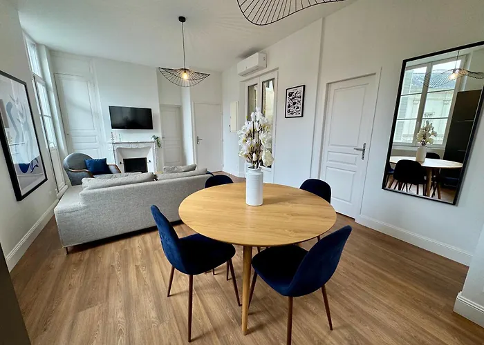 Апартаменты Centre Terrasse Et Vue Chateau Сомюр