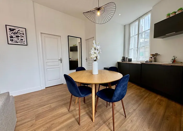 Centre Terrasse Et Vue Chateau