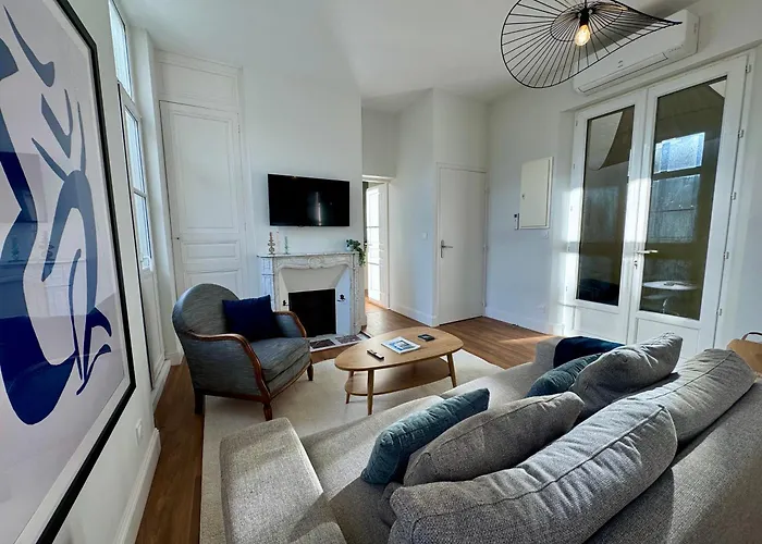 Centre Terrasse Et Vue Chateau